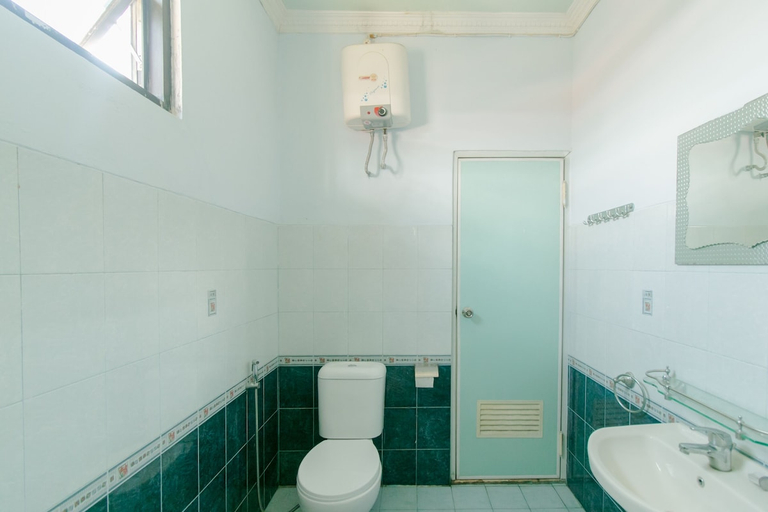 Bathroom 3, Vafa Guesthouse, Cianjur