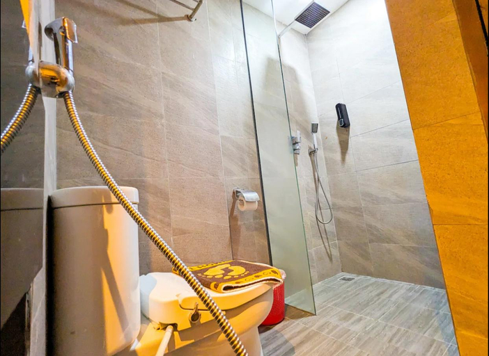 Bathroom 5, Lovina 9-17 at harbourbay residence, Batam