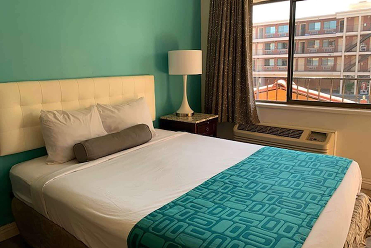 Bedroom 4, Howard Johnson by Wyndham Reno Downtown, Washoe