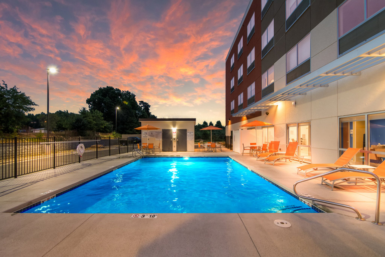 Sport & Beauty 2, Holiday Inn Express & Suites ASHEBORO by IHG, Randolph