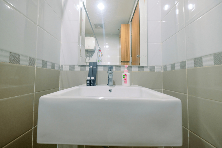 Bathroom 5, Modern and Cozy 2BR Royal Olive Apartment By Travelio, Jakarta Selatan