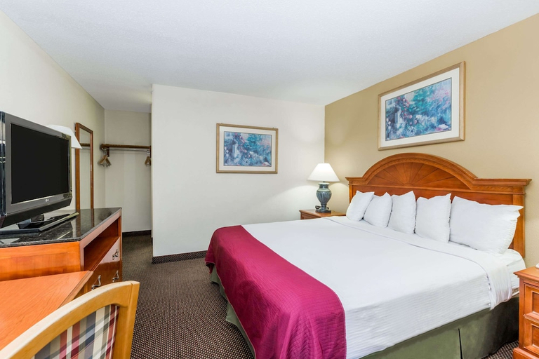 Bedroom 3, Days Inn by Wyndham West Des Moines / Clive, Polk