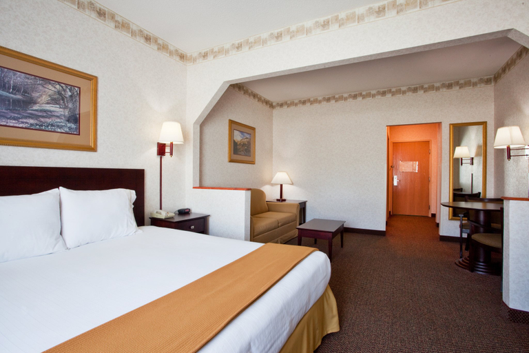 Bedroom 3, Holiday Inn Express & Suites HIAWASSEE by IHG, Towns