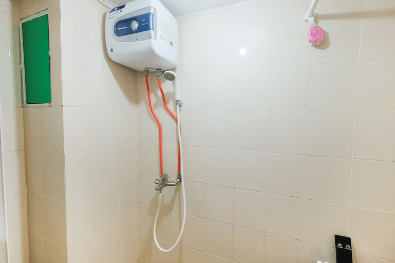 Bathroom 5, Minimalist Studio Room at Sunter Park View Apartment By Travelio, Jakarta Utara