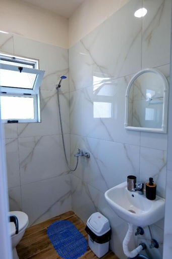 Bathroom 3, Joyous Apartments, Sarandës