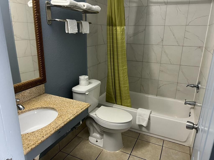 Bathroom 2, Holiday Motel, Clark
