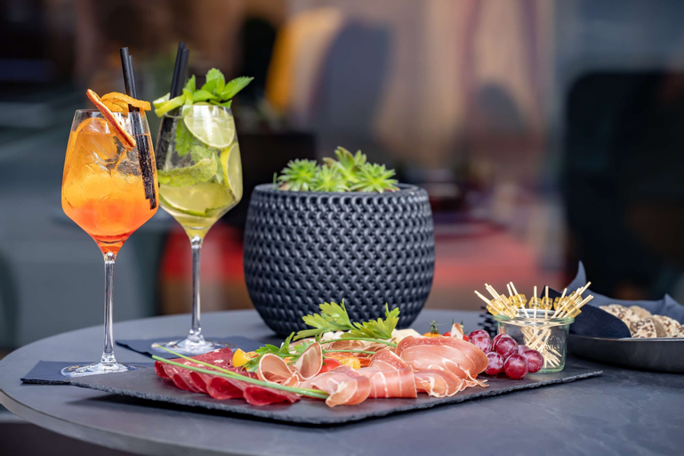 Food & Drinks 9
