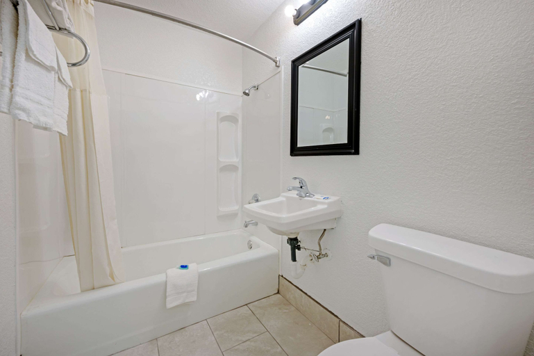 Bathroom 5, Rodeway Inn Terre Haute near University, Vigo