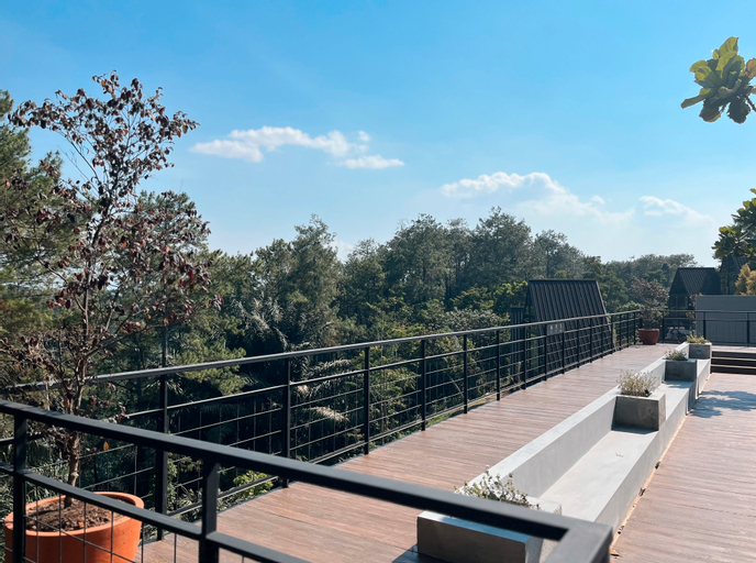 Exterior & Views 6