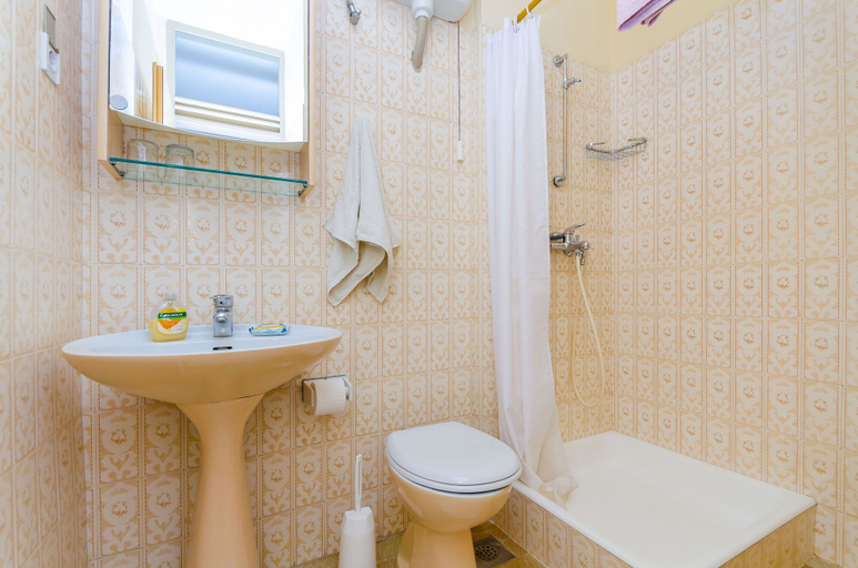 Bathroom 4, Apartments and Rooms Darinka, Jelsa