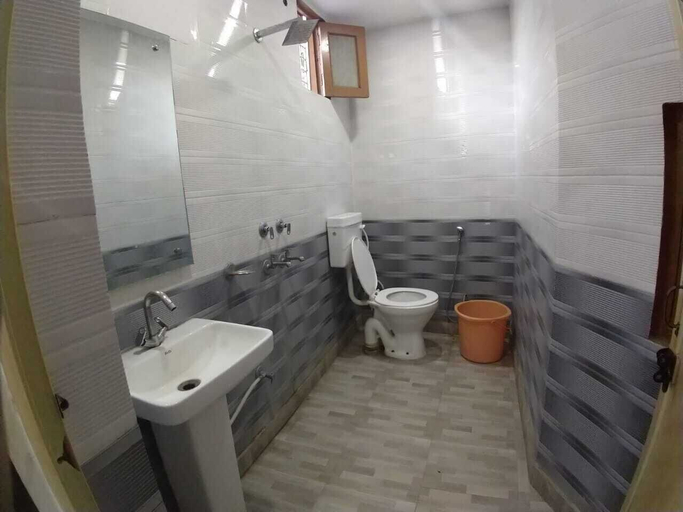 Bathroom 3, Hotel Trio Suites, Delhi