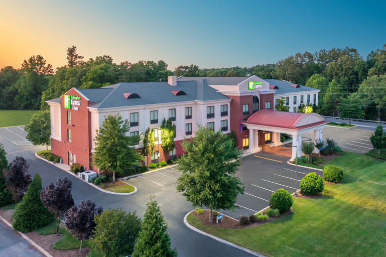 Exterior & Views 2, Holiday Inn Express & Suites TULLAHOMA by IHG, Coffee