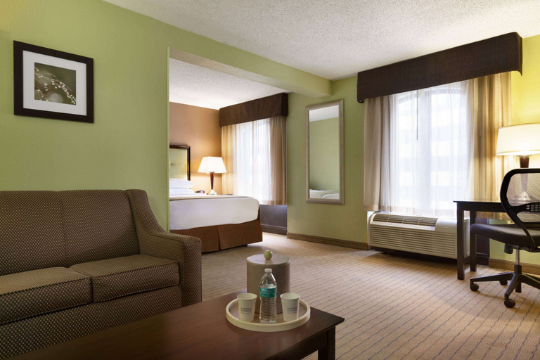 Bedroom 3, Days Inn by Wyndham Baltimore Inner Harbor, Baltimore