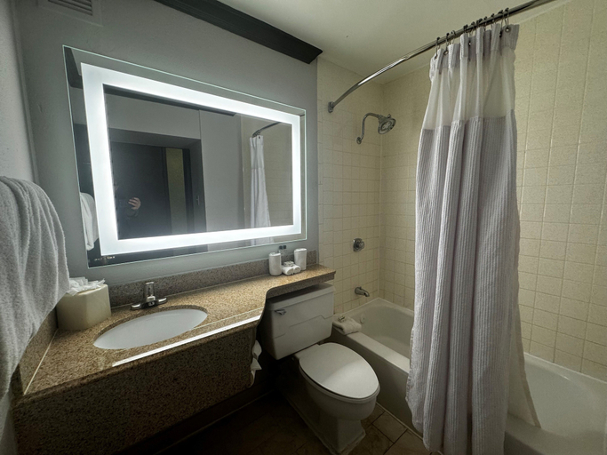 Bathroom 5, Wingate Houston at Reliant Park & Medical Center, Houston