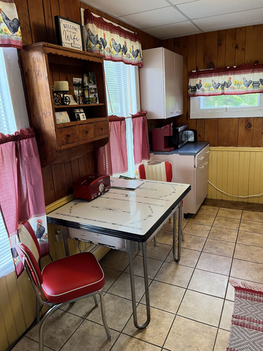 Others 5, Seymour Lake Lodge, Orleans
