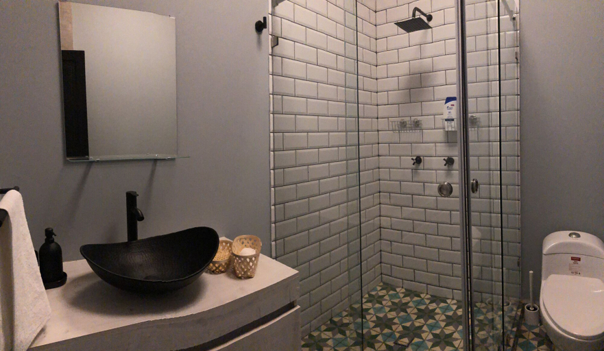 Bathroom 4, Hotel Puerta Roja Rome, Mexico City