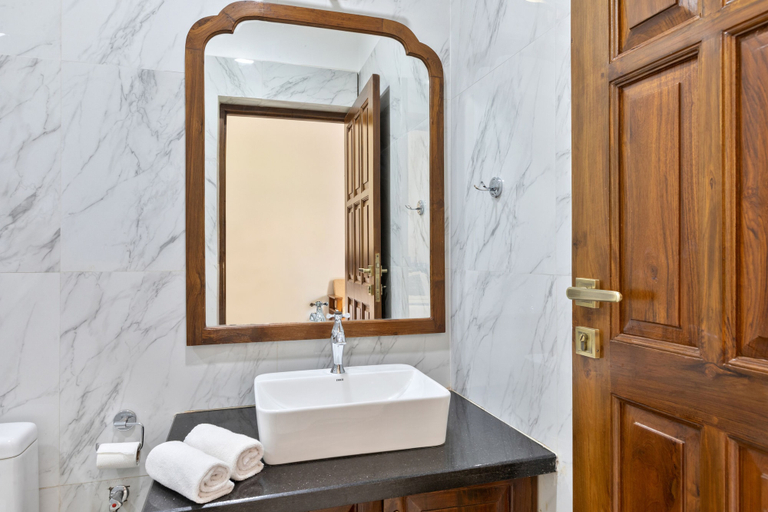 Bathroom 5, Leoney Resort, North Goa