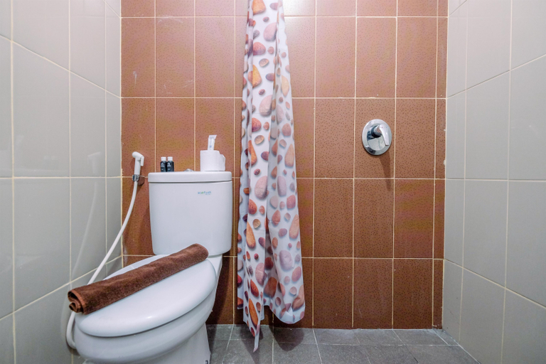 Bathroom 5, Homey and Modern Look Studio Apartment Atlanta Residences By Travelio, Depok