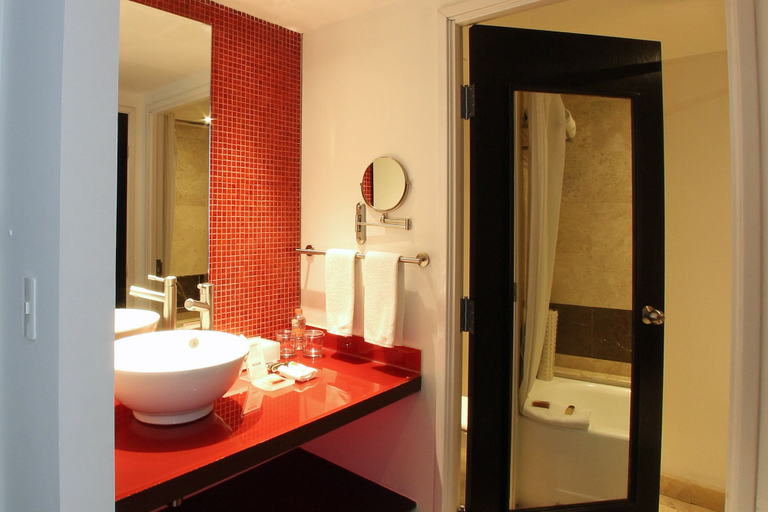 Bathroom 4, Fiesta Inn Cuautitlan, Tepotzotlán