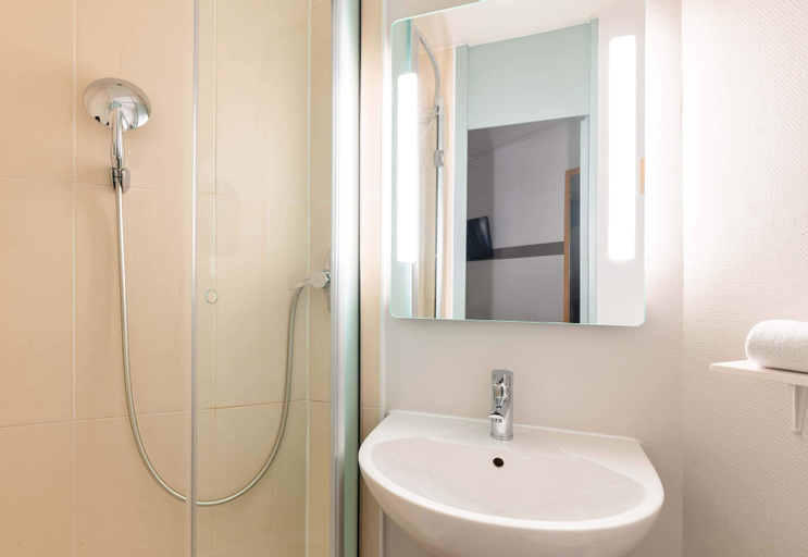 Bathroom 16