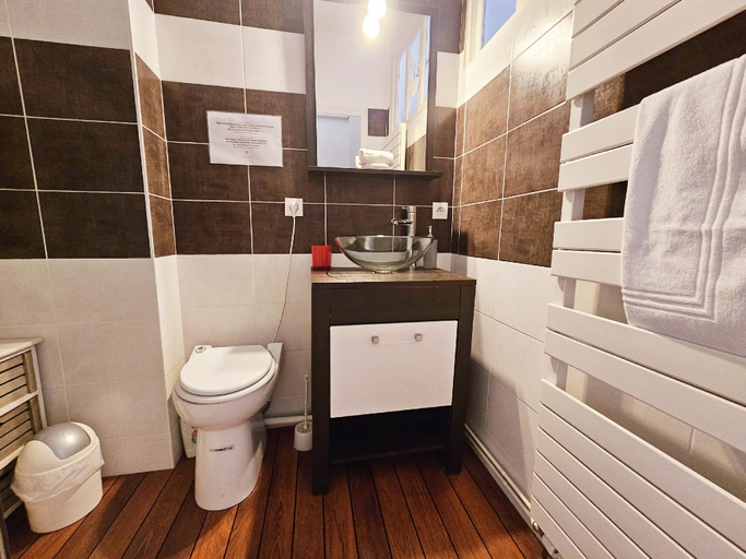 Bathroom 4, Maison de ville confortable avec cour intérieure, Charente