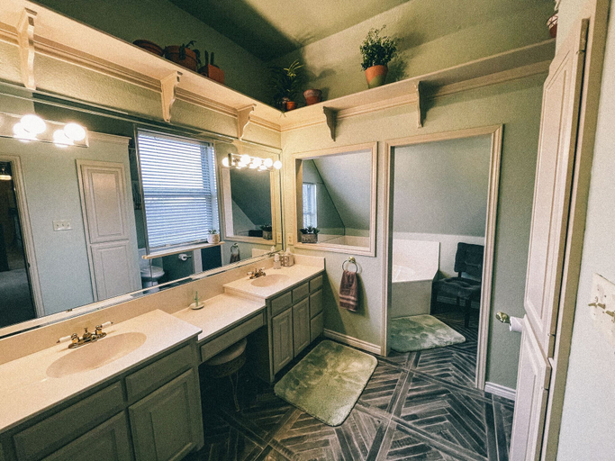 Bathroom 3, Towering Oaks Event & Retreat Center, Cooke