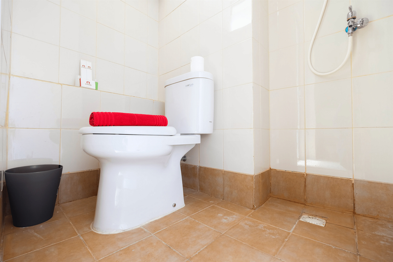 Bathroom 5, Modern Studio Bassura City Apartment By Travelio, East Jakarta
