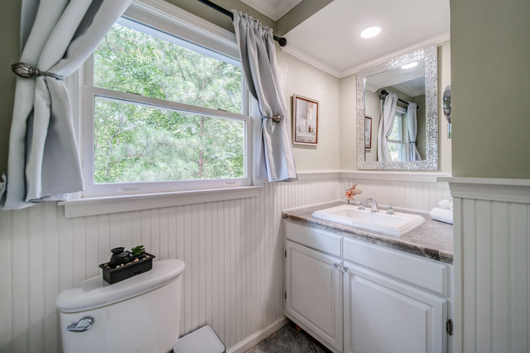 Bathroom 4, Ciel Bleu, Gilmer