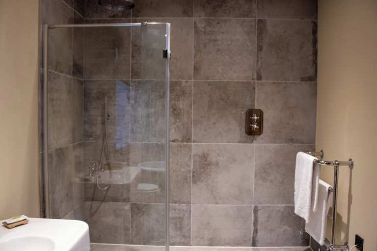 Bathroom 4, Assheton Arms, Lancashire