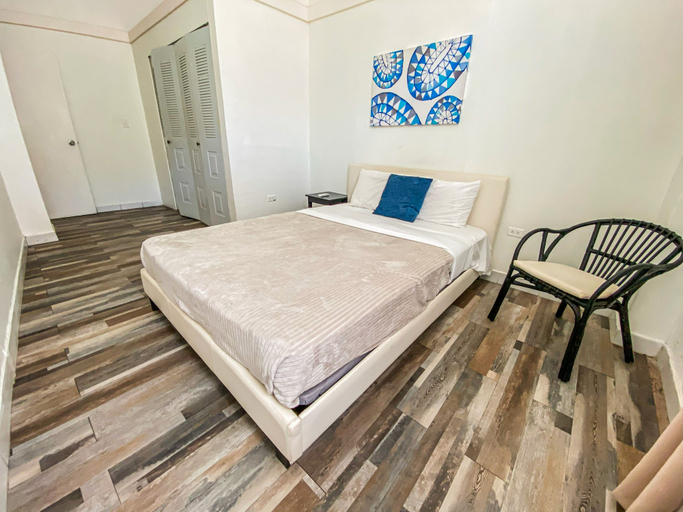 Bedroom 3, Gladiolas 1208