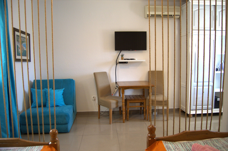 Others 5, Yeshill Apart & Studio