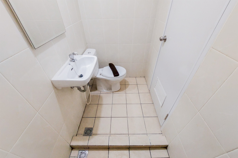Bathroom 5, Strategic and Nice Studio Apartment at M-Town Residence By Travelio, Tangerang