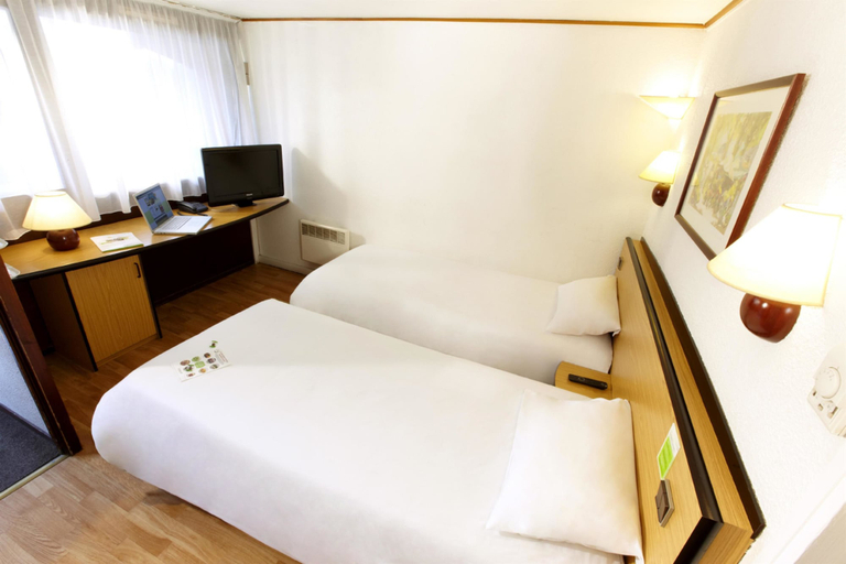 Bedroom 3, Campanile Villefranche-sur-Saône, Rhône