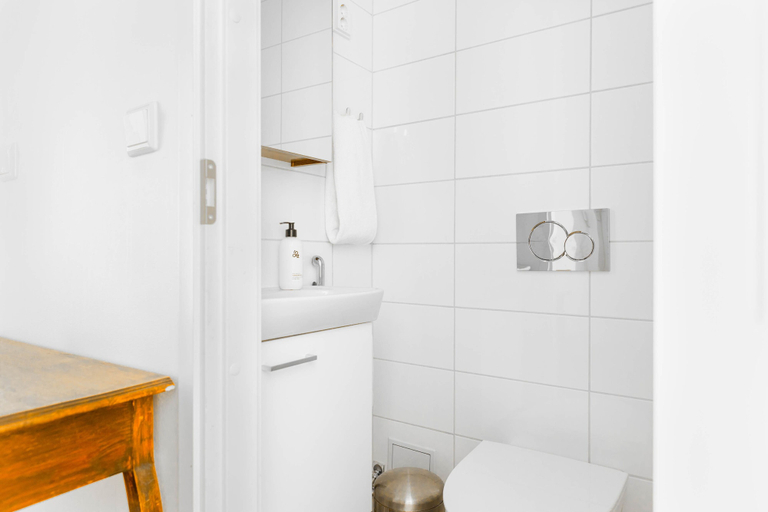 Bathroom 4, Spacious apt on Tranquil Courtyard, Uusimaa