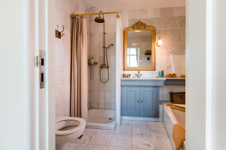 Bathroom 3, Fortuna Spinoza, Waterland
