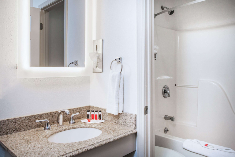 Bathroom 4, Howard Johnson by Wyndham Hershey, Dauphin