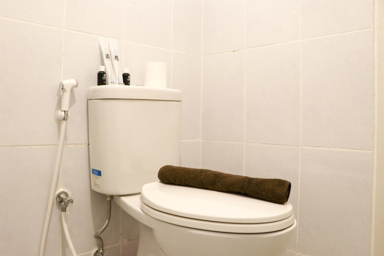 Bathroom 3, Cozy And Enjoy Living 2Br At Tokyo Riverside Pik 2 Apartment, Tangerang