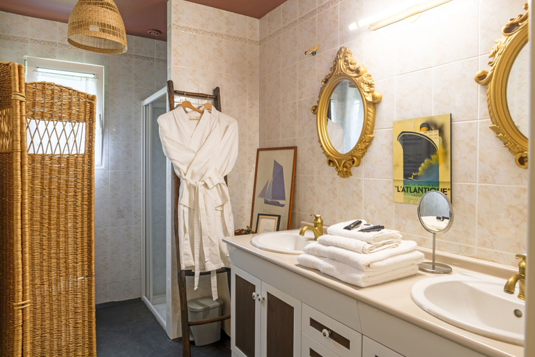 Bathroom 5, Les Pierres Bleues, Finistère