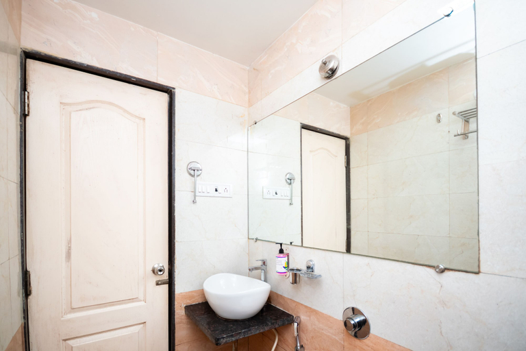 Bathroom 2, Treebo Laaiba Residency, Mumbai Suburban