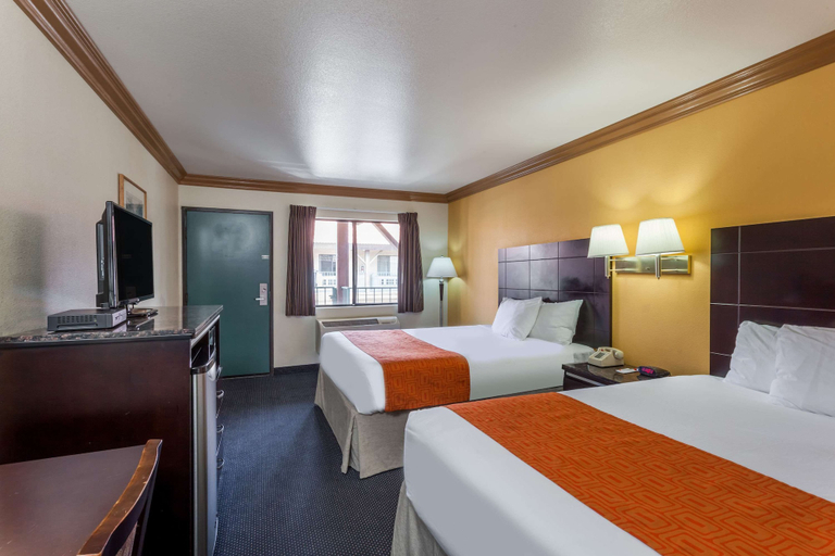 Bedroom 3, Howard Johnson by Wyndham Norco, Riverside