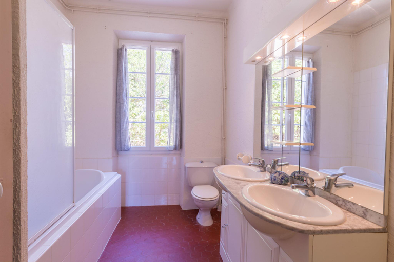 Bathroom, Le Mas, maison au charme provençale idéalement située entre mer et vignes, Var