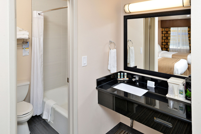 Bathroom 4, Rodeway Inn, Contra Costa