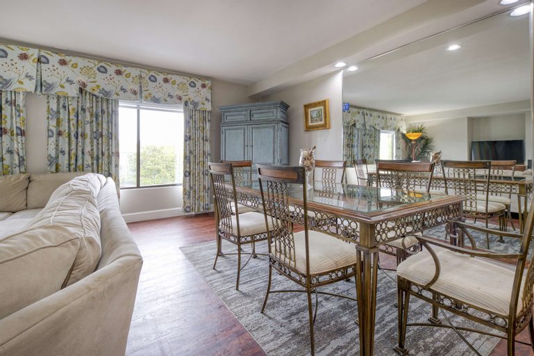 Dining Room 10