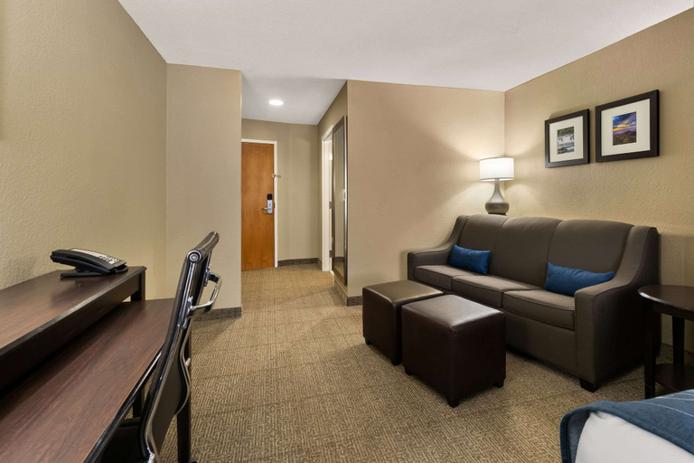 Others 5, Comfort Suites Commerce, Banks