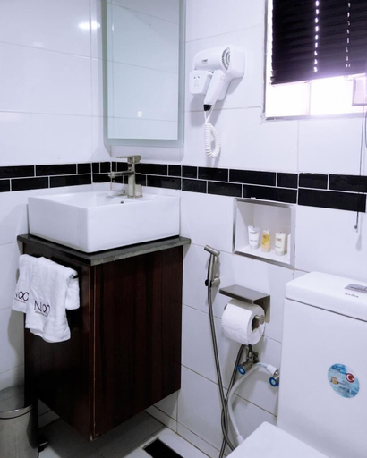 Bathroom 4, No. 8 Boutique Hotel, IlorinWe