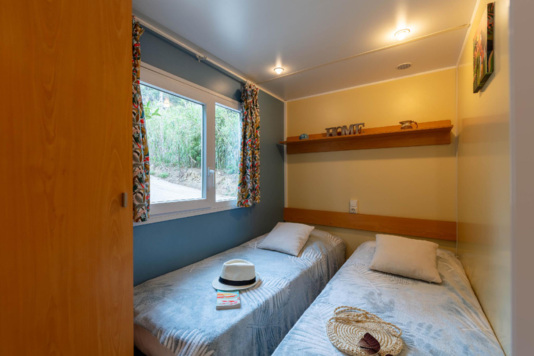 Bedroom 2, La Doucette, mobil-home climatisé au cœur du vignoble et à 50m de la mer, Var