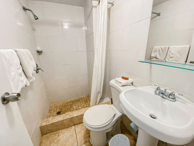 Bathroom 3, Gladiolas 2103