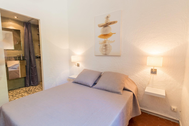 Bedroom 2, Le Mas, maison au charme provençale idéalement située entre mer et vignes, Var