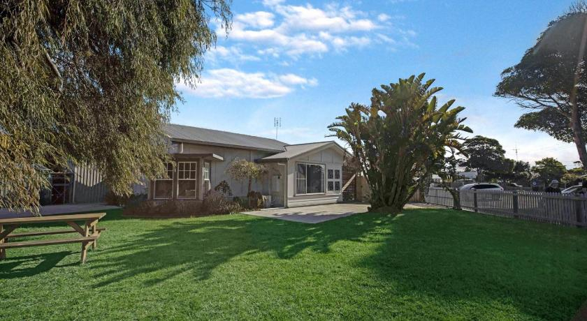 Exterior & Views 4, Beach and Lakes Cottage A, E. Gippsland - Bairnsdale