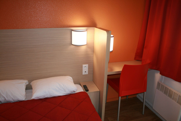 Bedroom 3, Premiere Classe Carcassonne, Aude